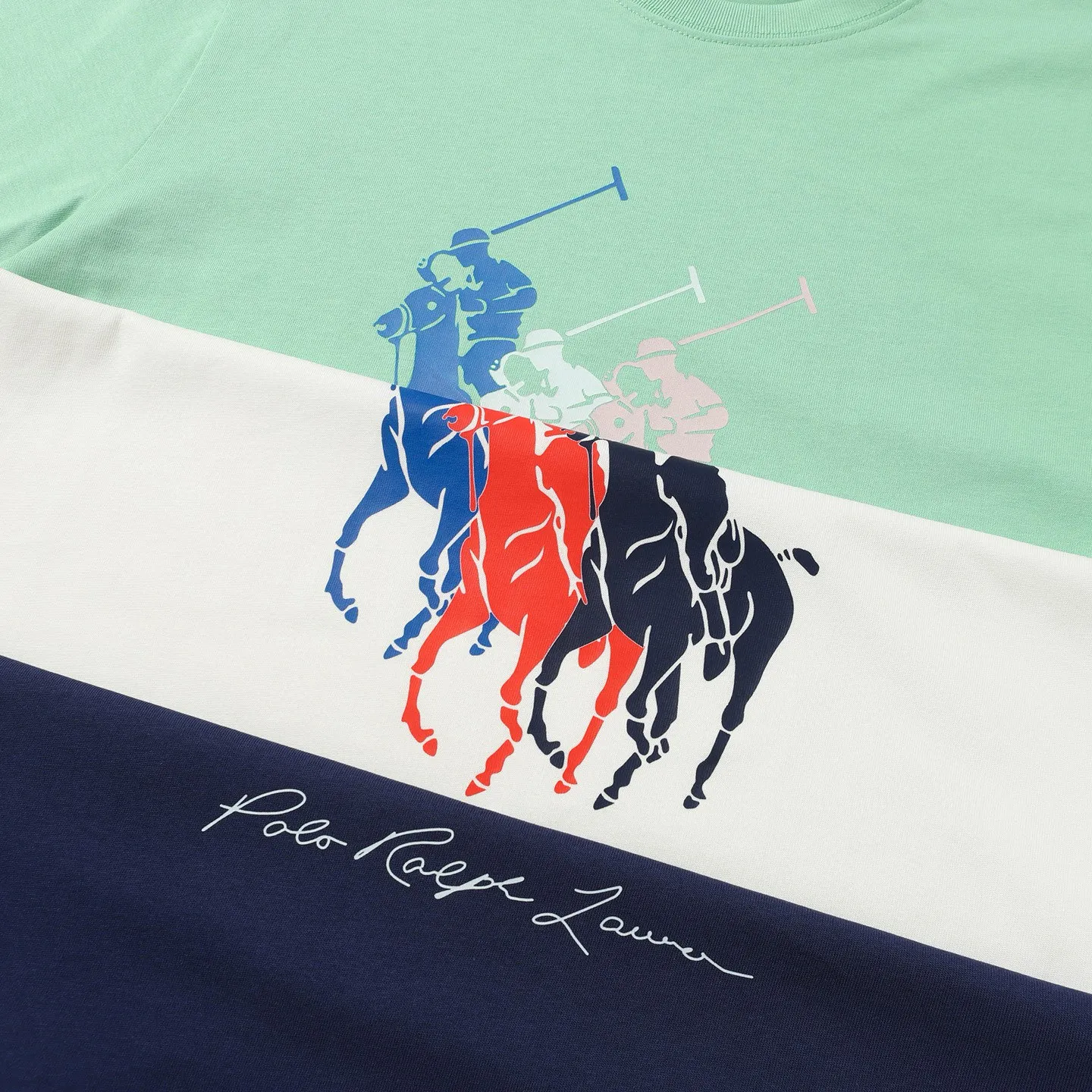 P130 Style number: 657 Ralph Lauren/Ralph Lauren 2025 new summer pure cotton 240g silicone Polo embossed round neck T-shirt. The main LOGO on the neck has a QR code mark, which can be scanned for verification. It uses 3D silicone three-dimensional English letter logo embossing to distinguish low-quality products on the market. 32 counts, 240g hydrophilic toner, 100% cotton fabric, comfortable and soft, highly breathable, focusing on high-end cost-effectiveness, needless to say good quality. Available in a variety of colors, both boys and girls can try this genderless style, giving them a yuppie tone in no time. Immerse yourself in your leisurely style, and have your own style in retro. Natural, vivid and very French romantic feelings, perfectly integrating youthful atmosphere and trend. Color: white, navy blue, light green Size: S-xL S Shoulder width 44 Bust 104 Sleeve length 23 Clothing length 72 M Shoulder width 45 Bust 108 Sleeve length 24 Clothing length 74 L Shoulder width 46 Bust 112 Sleeve length 25 Clothing length 76 xL Shoulder width 47 Bust 116 Sleeve length 26 Clothing length 78